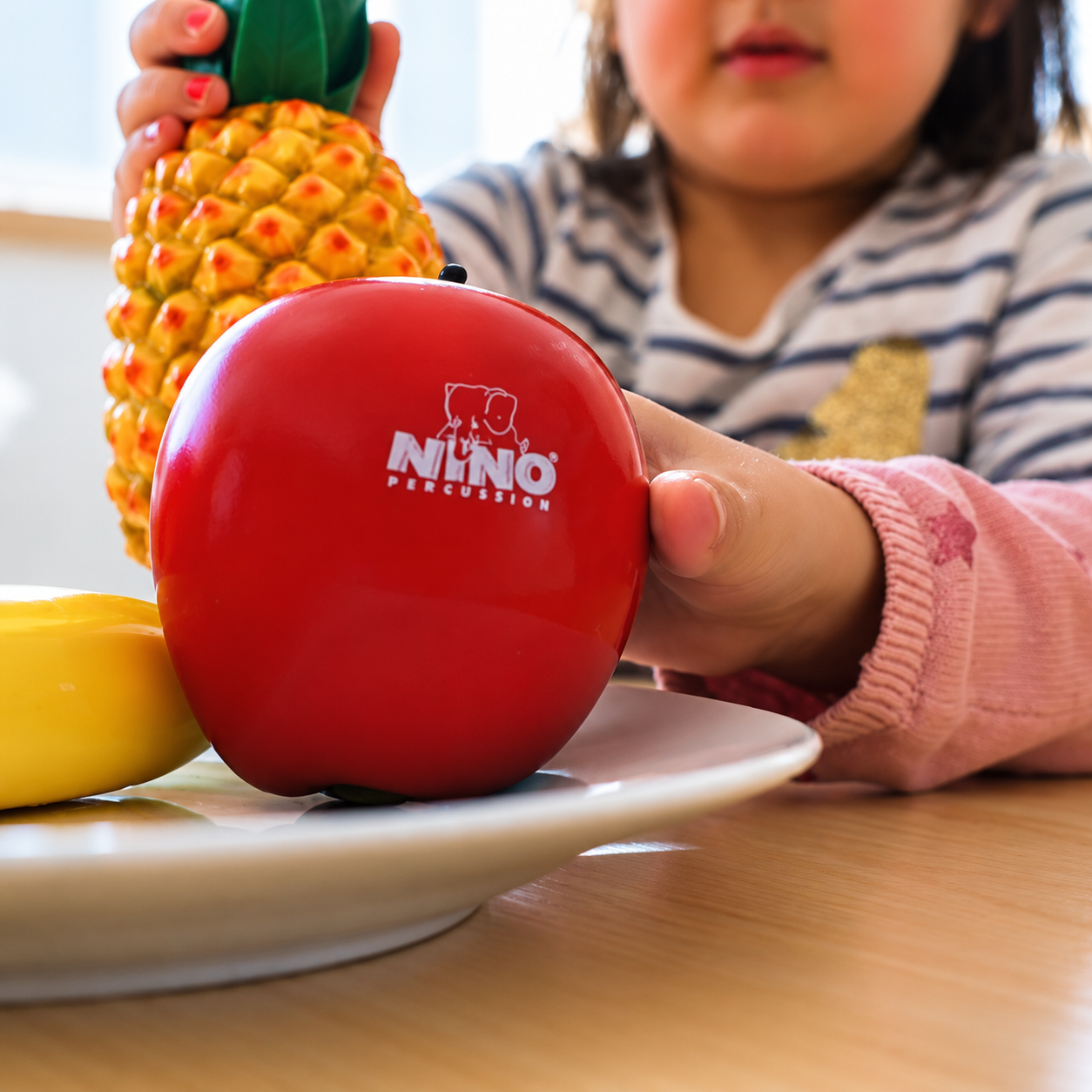 Frutas de juguete y percusión infantil